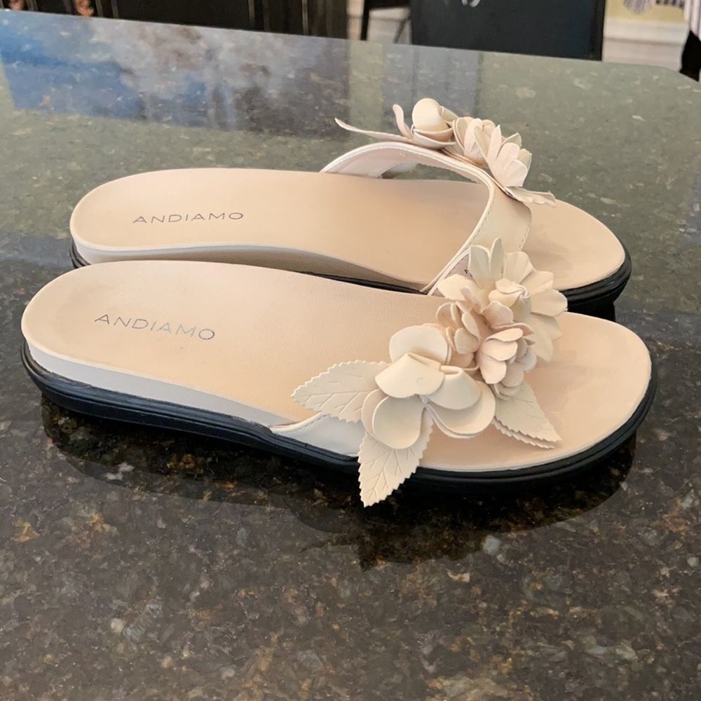 Andiamo Sz 8 Floral *Camellia* Style Appliqué Sandals EUC - Picture 2 of 5